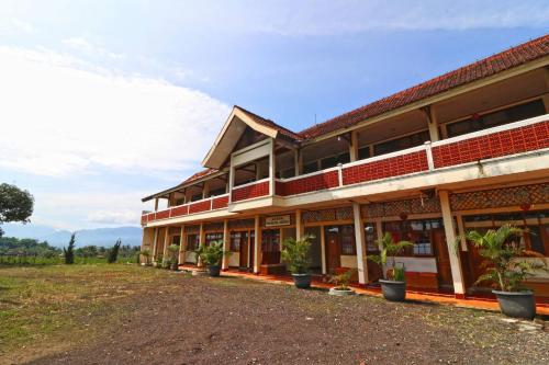 OYO 95039 Hotel Agung Permata Artha - Tap to explore photos