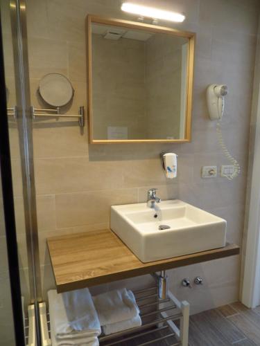 Standard Double or Twin Room image 4
