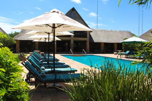 Swimming pool, Misty Hills Country Hotel in Krugersdorp