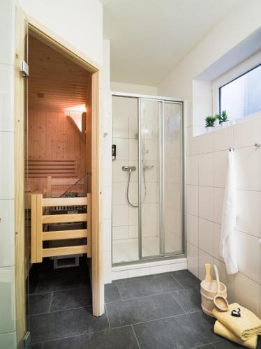 4 bedrooms, 5 beds