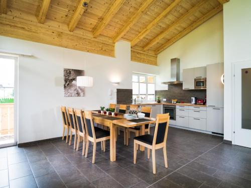 Kitchen, AlpenParks Chalet & Apartment AreitXpress in Zell Am See