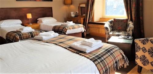 1 king bed, 2 twin beds