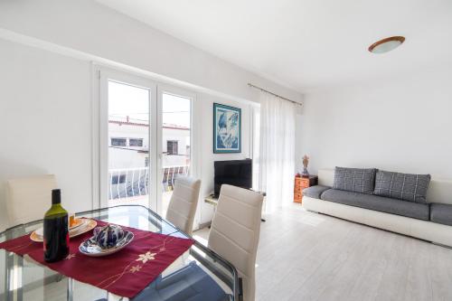  Apartment Lola in Živogošće