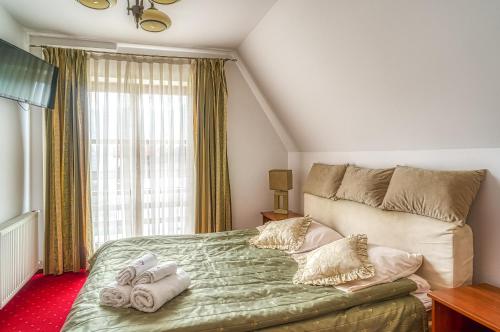1 double bed, 2 twin beds