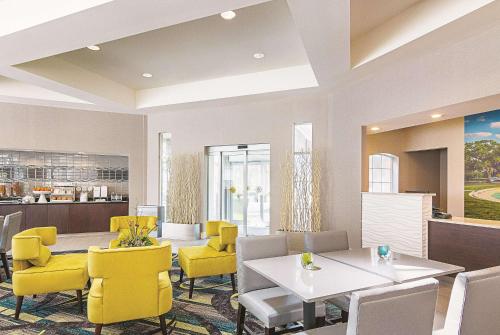 Restaurant, La Quinta Inn & Suites by Wyndham Orlando UCF in University of Central Florida