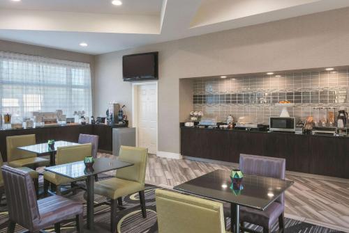 La Quinta by Wyndham Orlando Airport North - image 3