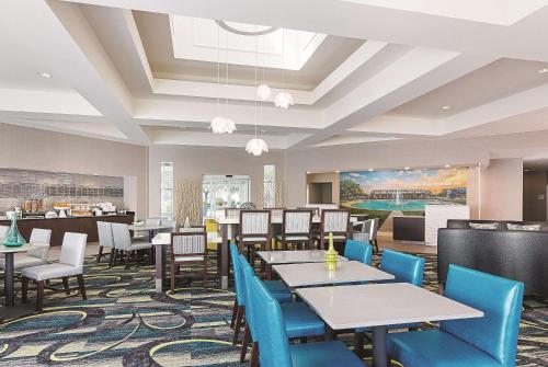 Restaurant, La Quinta Inn & Suites by Wyndham Orlando UCF in University of Central Florida