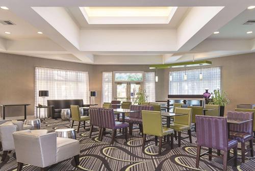 Lobby, La Quinta Inn & Suites by Wyndham Ontario Airport in Ontario (CA)