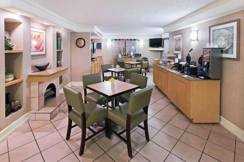 La Quinta Inn by Wyndham Amarillo Mid-City - image 7