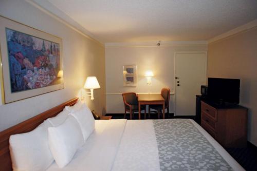 La Quinta Inn by Wyndham Tampa Bay Pinellas Park Clearwater - image 2