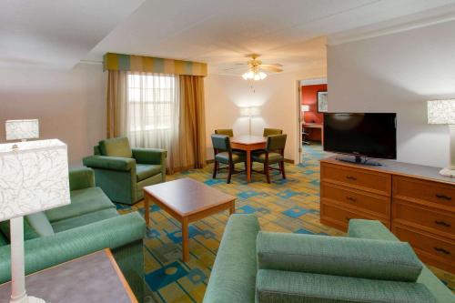 La Quinta Inn by Wyndham Pittsburgh Airport