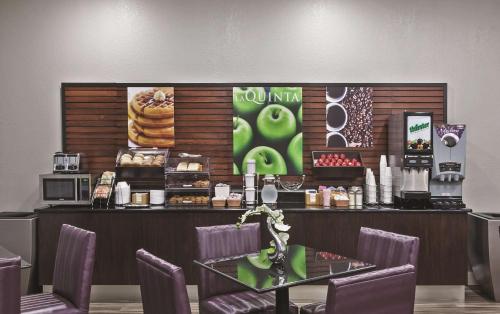 La Quinta Inn by Wyndham and Conference Center San Angelo - image 4