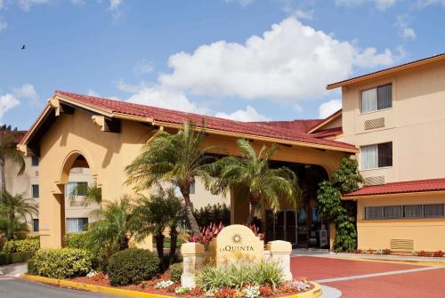 La Quinta Inn & Suites by Wyndham St. Pete-Clearwater Airport