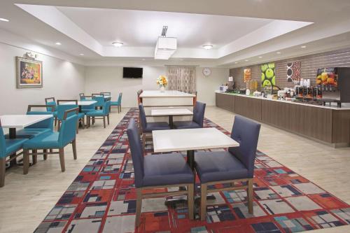 La Quinta by Wyndham Gallup - image 4