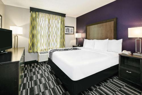 La Quinta by Wyndham Houston North-Spring - image 8