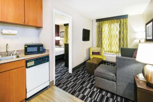 La Quinta Inn & Suites by Wyndham The Woodlands Spring