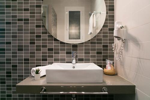 Interior Single Room with private Bathroom image 7