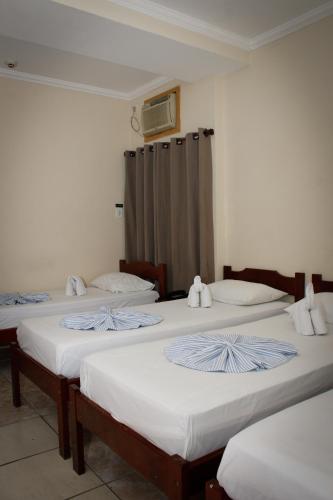1 double bed, 2 twin beds