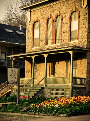 Abe's Spring Street Guest House - Accommodation - Galena