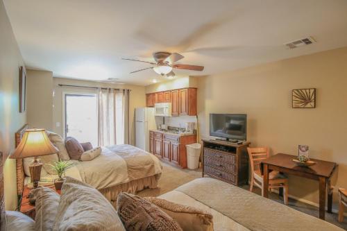 Studio, 2 Queen Beds, Kitchenette