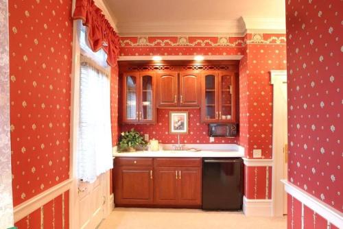 Kitchen, Bird-in-Hand Village Inn & Suites in Bird In Hand (PA)