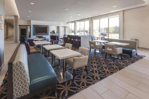 餐廳, 特雷霍特溫德姆拉昆塔套房酒店 (La Quinta Inn & Suites by Wyndham Terre Haute) in 特雷霍特
