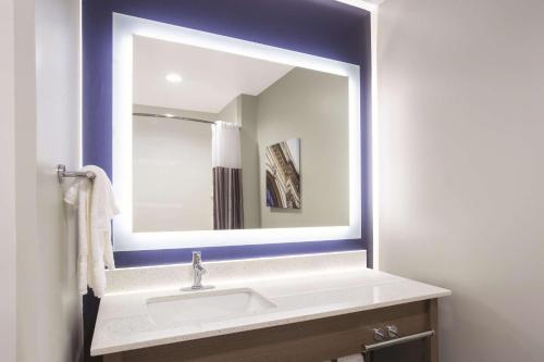 King Room with Roll-In Shower - Mobility/Hearing Accessible - Non-Smoking