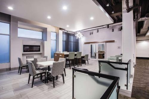 ห้องอาหาร, ลา ควินตา อินน์ แอนด์ สวีท บาย วินด์แฮม วินเชสเตอร์ (La Quinta Inn & Suites by Wyndham Winchester) in วินเชสเตอร์ (VA)