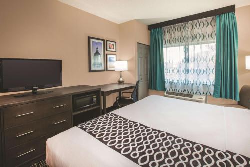 La Quinta Inn by Wyndham Indianapolis North at Pyramids - image 4