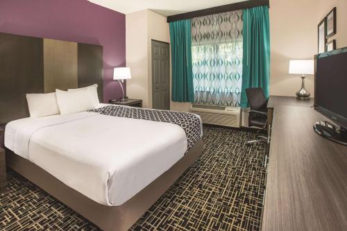 La Quinta Inn & Suites by Wyndham Indianapolis North At Pyramids