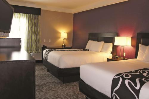 2 queen beds