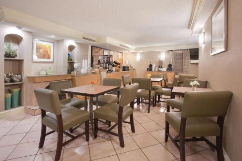 La Quinta Inn by Wyndham Denver Central - image 5