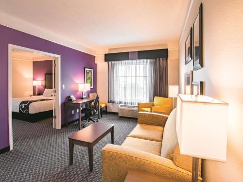 ลา ควินตา อินน์ แอนด์ สวีท ฟอร์ตเวิร์ท ซิตี้วิว (La Quinta Inn and Suites Fort Worth City View) in ฟอร์ตเวิร์ธ (TX)
