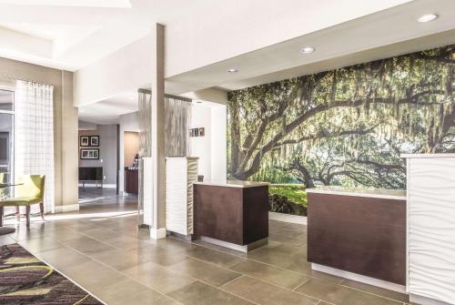 Lobby, La Quinta Inn & Suites by Wyndham Alexandria Airport in Alexandria (LA)