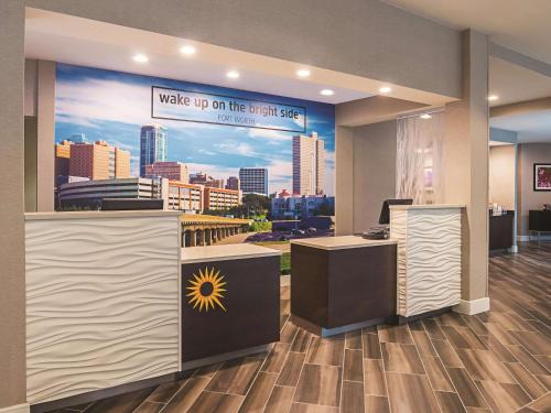 ล็อบบี้, ลา ควินตา อินน์ แอนด์ สวีท ฟอร์ตเวิร์ท ซิตี้วิว (La Quinta Inn and Suites Fort Worth City View) in ฟอร์ตเวิร์ธ (TX)