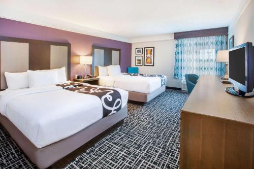 2 queen beds