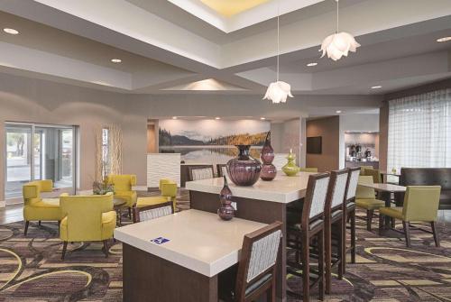 大堂, 奧勒姆大學公園道溫德姆拉昆塔套房酒店 (La Quinta Inn & Suites by Wyndham Orem University Parkway) in 奧勒姆