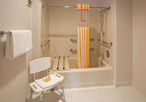 La Quinta Inn by Wyndham Sheboygan - image 11