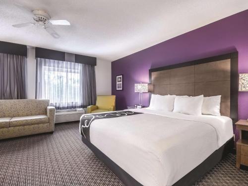 La Quinta by Wyndham Hartford Bradley Airport in Windsor Locks, USA