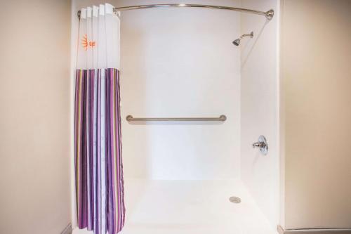 Queen Room with Roll-In Shower - Mobility Accessible/Non-Smoking