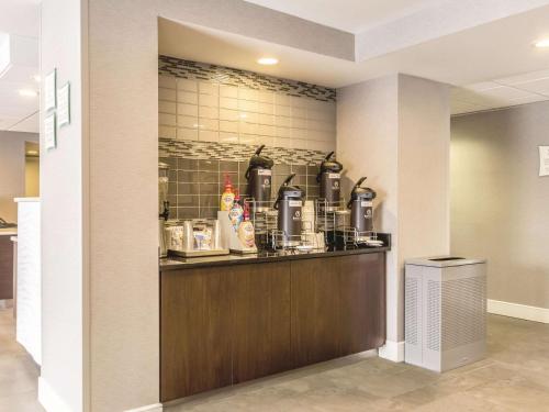 La Quinta Inn & Suites by Wyndham Cleveland - Airport North - image 4