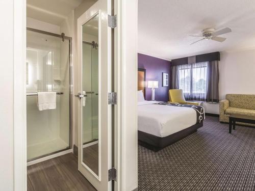 La Quinta Inn & Suites by Wyndham Cleveland - Airport North - image 3