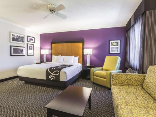 La Quinta Inn & Suites by Wyndham Cleveland - Airport North - image 5