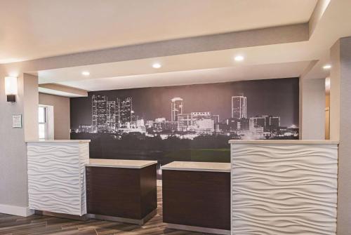 Lobby, La Quinta Inn & Suites by Wyndham Fort Worth North in Fairway Bend