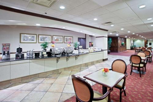La Quinta Inn & Suites by Wyndham Downtown Conference Center – Little Rock, AR