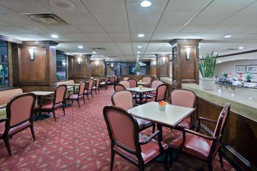 La Quinta Inn & Suites by Wyndham Downtown Conference Center – Little Rock, AR
