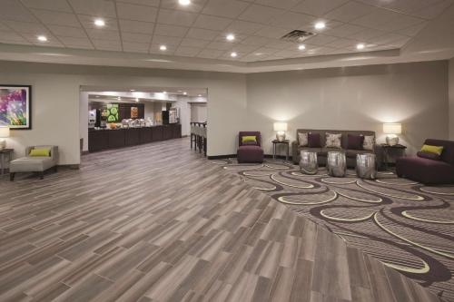 Lobby, La Quinta Inn & Suites by Wyndham Minneapolis Bloomington W in Bloomington (MN)