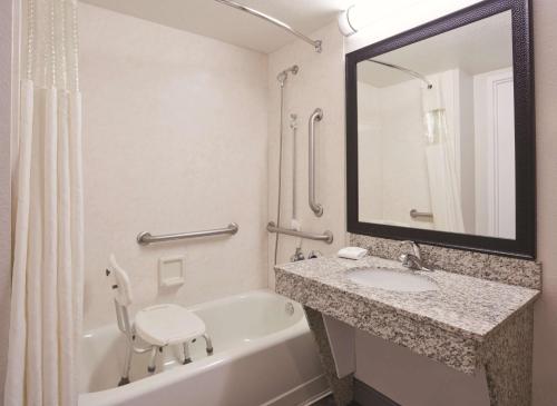 La Quinta by Wyndham Minneapolis Bloomington W - image 8