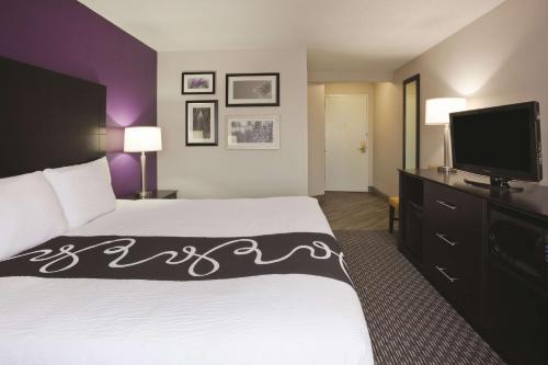 Bloom Hotel Room Type - King Room - Disability Access