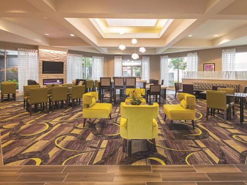 La Quinta Inn & Suites by Wyndham Fort Worth City View